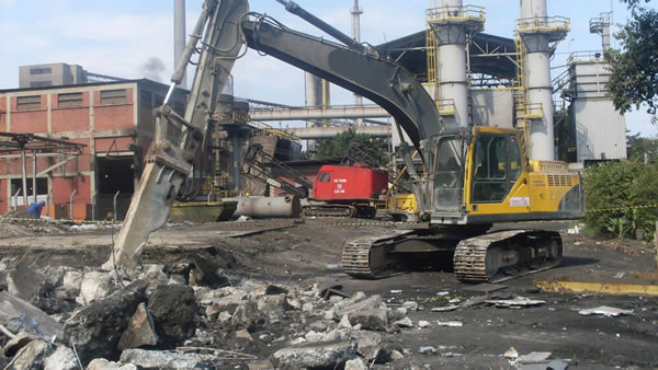Demolição de gusa e refratários